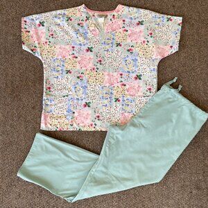 Women's Scrub Set Size Large Crest Lydia's